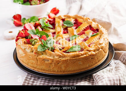 American tarte aux fraises gâteau tarte feuilletée de pâtisserie de la nourriture sur la table en bois blanc. Banque D'Images