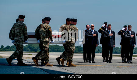 Dover, DE, USA. 28 Juin, 2019. 28 juin 2019 : la vieille garde de l'armée, l'équipe exécute transporter la boîte de transfert pour le véhicule de transfert au cours de la transmission de la dignité Sergent James G. Johnston, de Trumansburg, New York, Dover Air Force Base. La solennelle cérémonie a réuni de nombreux dignitaires dont le Vice-président Mike Pence, Secrétaire de la Défense, M. Mark Esper et secrétaire de l'Armée Ryan McCarthy. Scott Serio/ESW/CSM/Alamy Live News Banque D'Images