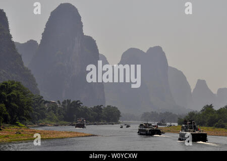 Scène de voyage en bateau sur la rivière Li de Guilin en Chine l'affichage paysage karts Banque D'Images