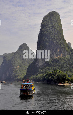 Scène de voyage en bateau sur la rivière Li de Guilin en Chine l'affichage paysage karts Banque D'Images