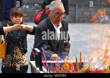 Soleil brûle encens offerts au temple bouddhiste à Beijing Banque D'Images