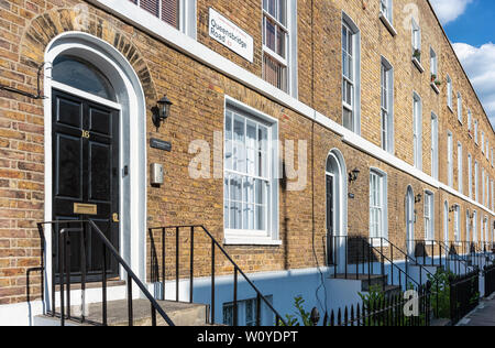 LONDRES, Royaume-Uni - 08 JUILLET 2018 : maisons à façade plate datant du début de l'époque victorienne et géorgienne sur Queensbridge Street à Hackney Banque D'Images