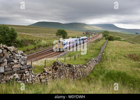 Le train de voyageurs Sprinter en direction nord sur le Settle-Carlisle Blea Moor ligne de chemin de fer, le Yorkshire Dales National Park. Banque D'Images