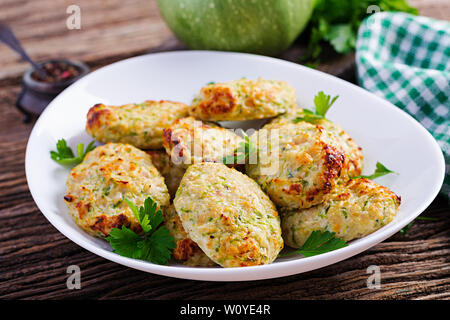 Escalope de poulet avec les courgettes. Alimentation saine. Banque D'Images