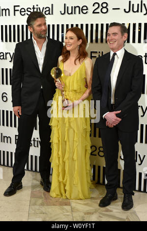 Karlovy Vary, République tchèque. 28 Juin, 2019. Actrice américaine Julianne Moore a reçu Crystal Globe Award pour sa contribution à la cinématographie mondiale lors de la cérémonie d'ouverture du 54e Festival International du Film de Karlovy Vary, République tchèque, le vendredi 28 juin, 2019. Sur la photo de gauche : scénariste et réalisateur Bart Freundlich et son épouse Julianne Moore et l'acteur américain Billy Crudup. Credit : Slavomir Kubes/CTK Photo/Alamy Live News Banque D'Images
