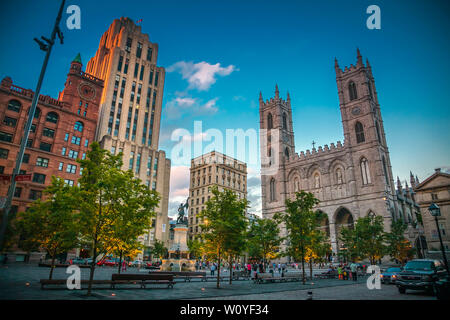 Québec, Canada - Chomedey square la place d'armes ville dominée par la basilique Notre-Dame Banque D'Images