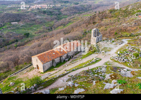 Église de San Juan Bautista et timide dans la tour de Trevejo, Cáceres, Extremadura, Espagne Banque D'Images