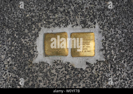 Des pierres d'achoppement (Stolpersteine) trouvés à Oslo, en Norvège, à l'occasion de Juifs qui ont péri dans l'Holocauste. Banque D'Images