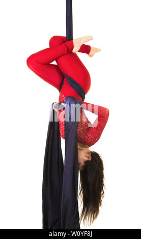 Une jeune femme aux cheveux longs en costume rouge effectue des exercices de gymnastique et de cirque sur la soie. Prise de vue en studio sur fond blanc, image isolée. Banque D'Images