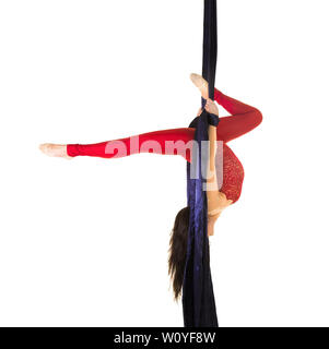 Une jeune femme aux cheveux longs en costume rouge effectue des exercices de gymnastique et de cirque sur la soie. Prise de vue en studio sur fond blanc, image isolée. Banque D'Images