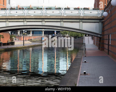 Canal de Worcester, Birmingham Broad st area Banque D'Images