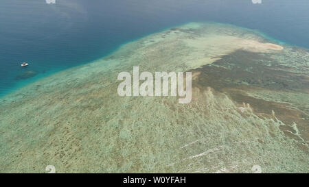 Seascape Vue aérienne de coraux, atoll avec de l'eau turquoise de la mer.Dans l'atoll Tropical, récifs coralliens dans l'océan. Concept de voyage. Banque D'Images