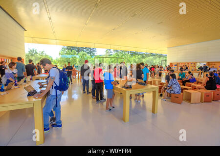 Cupertino, CA, United States - 12 août 2018 : intérieur avec de nombreux clients dans le nouvel Apple Store de Apple et de l'AC Park Visitor Centre, tantau Avenue Banque D'Images