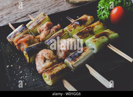 Brochettes de viande de poulet à la japonaise yakitori grillés ou servir dans l'alimentation izakaya avec éclairage de plaque gris. Banque D'Images