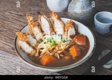 Curry japonais avec des nouilles Udon et poulet frit farci la garniture. Banque D'Images