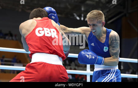 L'Irlande Kirt Walker (droite) sur sa façon de gagner son poids coq demi-finale contre la Grande-Bretagne's Peter McGrail pendant huit jours des Jeux 2019 à Minsk. Banque D'Images