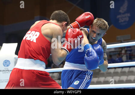 L'Irlande Kirt Walker (droite) sur sa façon de gagner son poids coq demi-finale contre la Grande-Bretagne's Peter McGrail pendant huit jours des Jeux 2019 à Minsk. Banque D'Images