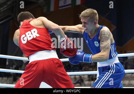 L'Irlande Kirt Walker (droite) sur sa façon de gagner son poids coq demi-finale contre la Grande-Bretagne's Peter McGrail pendant huit jours des Jeux 2019 à Minsk. Banque D'Images