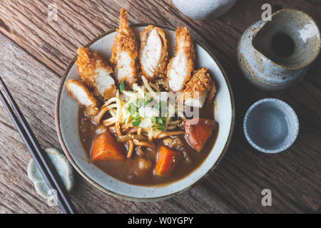 Curry japonais avec des nouilles Udon et poulet frit farci la garniture. Banque D'Images