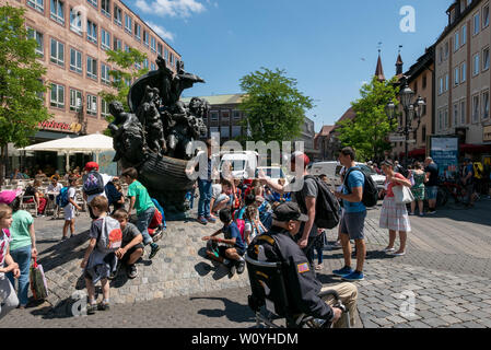 NUREMBERG, ALLEMAGNE - 13 juin 2019 : fontaine Narrenschiff (la nef de fous) entourés d'enfants sur un matin ensoleillé Banque D'Images