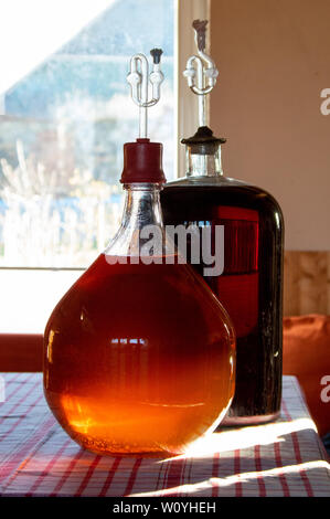 Le vin rouge et le cidre dans le verre des ballons sur une table Banque D'Images