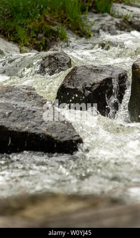 De l'eau d'un ruisseau sur les roches d'exécution Banque D'Images