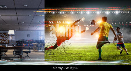 Du vrai prix et un stade de football avec deux joueurs et un gardien de but en action Banque D'Images