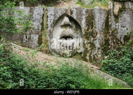 "La bouche de décharge monumentale de vérité' (Ústa pravdy) sculpté par le sculpteur tchèque Radomír Dvořák (2006) dans la carrière abandonnée près de Lipnice nad Sázavou En Vysočina, République tchèque. Le relief est l'une des trois qui soulage le Monument National de l'espionnage (Národní památník odposlechu) situés dans trois carrières à proximité. Banque D'Images