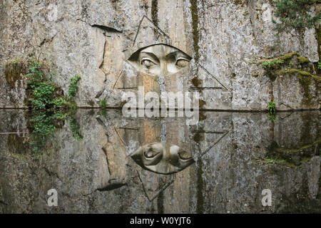 Allégement de la monumentale 'Golden Eyes' (Zlaté oči) sculpté par le sculpteur tchèque Radomír Dvořák (2007) dans la carrière abandonnée près de Lipnice nad Sázavou En Vysočina, République tchèque. Le relief est l'une des trois qui soulage le Monument National de l'espionnage (Národní památník odposlechu) situés dans trois carrières à proximité. Banque D'Images