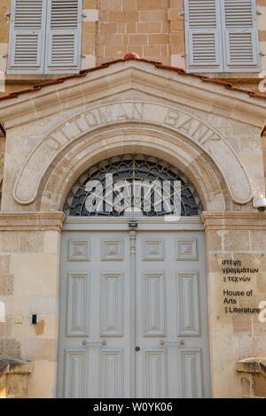 L'ancien édifice de la Banque ottomane turque, maintenant la Maison des arts et de la littérature, Larnaca, Chypre. juin 2019 Banque D'Images