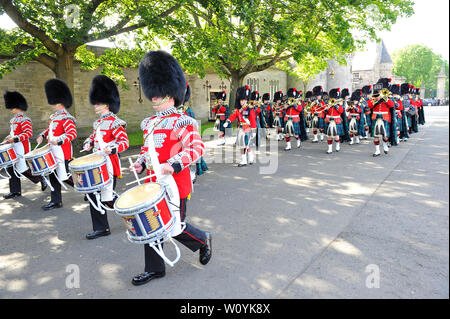 Edinburgh, Royaume-Uni. 28 juin 2019. Sa Majesté la reine assiste à la cérémonie des clés au palais de Holyroodhouse à Edimbourg. La garde d'honneur s'est F Coy Scots Guards. Pipes and Drums sont fournis par le 1er Bataillon, Scots Guards et de musique par la bande du Régiment Royal d'Écosse. Crédit : Colin Fisher/Alamy Live News Banque D'Images