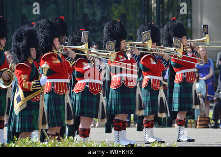 Edinburgh, Royaume-Uni. 28 juin 2019. Sa Majesté la reine assiste à la cérémonie des clés au palais de Holyroodhouse à Edimbourg. La garde d'honneur s'est F Coy Scots Guards. Pipes and Drums sont fournis par le 1er Bataillon, Scots Guards et de musique par la bande du Régiment Royal d'Écosse. Crédit : Colin Fisher/Alamy Live News Banque D'Images