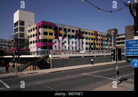 AJAXNETPHOTO. En 2018. WORTHING, ANGLETERRE - SPACE SAVER - GRAFTON plusieurs étages après l'ART PUBLIC repeindre. PHOTO:JONATHAN EASTLAND/AJAX REF:DP182706 113 Banque D'Images