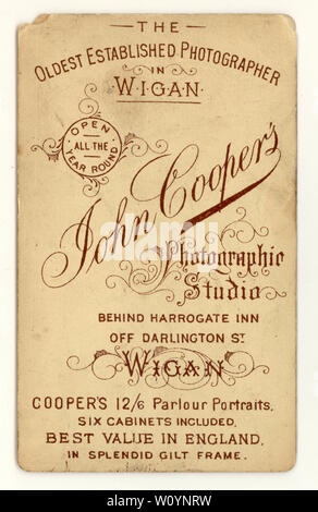 Inverse de Victorian CDV carte de visite à partir des années 1870, John Coopers studio photographique, Wigan Banque D'Images