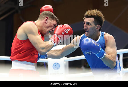 France's Sofiane Oumiha sur sa façon de gagner contre la société britannique Luke McCormack pendant huit jours des Jeux 2019 à Minsk. Banque D'Images