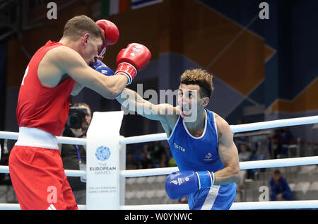 France's Sofiane Oumiha sur sa façon de gagner contre la société britannique Luke McCormack pendant huit jours des Jeux 2019 à Minsk. Banque D'Images