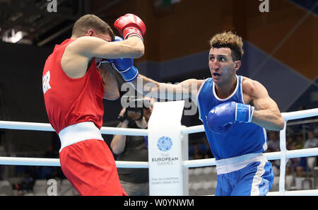 France's Sofiane Oumiha sur sa façon de gagner contre la société britannique Luke McCormack pendant huit jours des Jeux 2019 à Minsk. Banque D'Images