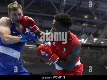 La Grande Bretagne Cheavon Clarke (à droite) en action contre la Biélorussie' Uladzislau Smiahlikkau pendant leur match de demi-finale des poids lourds, pendant huit jours de l'Games 2019 à Minsk. Banque D'Images