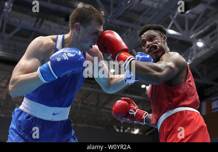 La Grande Bretagne Cheavon Clarke (à droite) en action contre la Biélorussie' Uladzislau Smiahlikkau pendant leur match de demi-finale des poids lourds, pendant huit jours de l'Games 2019 à Minsk. Banque D'Images