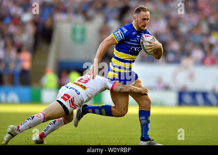 Stade Halliwell Jones, Warrington, Royaume-Uni. 28 Juin, 2019. Betfred Superleague Rugby, Warrington Wolves contre St Helens ; Ben Currie de Warrington Wolves abordé par Theo Fages de St Helens : Action Crédit Plus Sport/Alamy Live News Banque D'Images