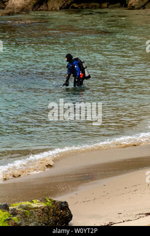 Laguna Beach, CA / USA - Mars 10, 2019 : debout dans l'eau peu profonde à Wood's Cove à Laguna Beach, CA. Banque D'Images