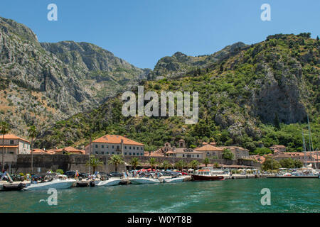 Vieille ville de Kotor, à partir de la baie, le Monténégro Banque D'Images