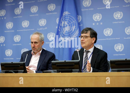 (190628) -- ORGANISATION DES NATIONS UNIES, le 28 juin 2019 (Xinhua) -- Frank Laczko (R), Directeur de la migration mondiale des centre d'analyse des données à l'Organisation internationale pour les migrations (OIM), des mémoires aux journalistes sur le lancement du rapport "Fatal Journeys Volume 4', au siège des Nations Unies à New York, le 28 juin 2019. Autour de 1 600 enfants migrants ont été déclarés morts ou disparus entre 2014 et 2018, une moyenne de près d'un tous les jours, mais beaucoup d'autres ne sont pas enregistrées, le nouveau rapport des Nations unies a révélé vendredi. (Xinhua/Muzi Li) Banque D'Images