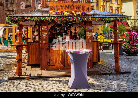 Wroclaw, Pologne - 21 juin 2019 avec blocage de la nourriture et des boissons, les gens près de l'Ancien hôtel de ville à la place du marché Banque D'Images