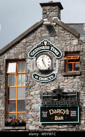 Horloge temps Guinness et affiche à l'extérieur de Darcy's Bar à Galway, Irlande Banque D'Images