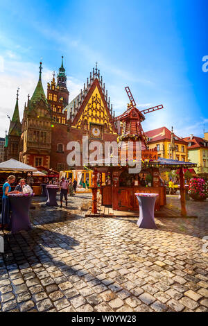 Wroclaw, Pologne - 21 juin 2019 : Old Town Hall et décoratif moulin à la place du marché, stands de nourriture et boissons, les gens Banque D'Images