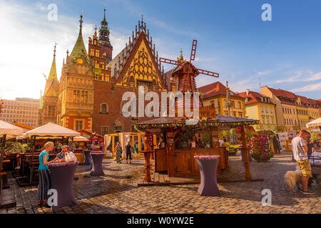 Wroclaw, Pologne - 21 juin 2019 : Old Town Hall et décoratif moulin à la place du marché, stands de nourriture et boissons, les gens Banque D'Images