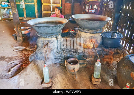 BAGAN, MYANMAR - février 26, 2018 : Le processus de distillation brandy palm dans la petite ferme, produisant différents, tels que des boissons d'alcool de vin de palme Toddy Banque D'Images