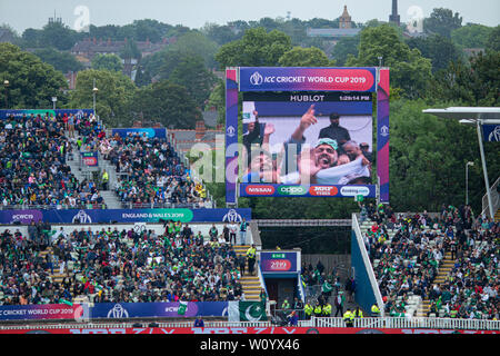 26 Juin, 2019 - Le Pakistan les partisans de passion soutenir leur équipe contre la Nouvelle-Zélande à Birminghan Edgebaston, pendant la Coupe du Monde de la CCI 2019 Banque D'Images
