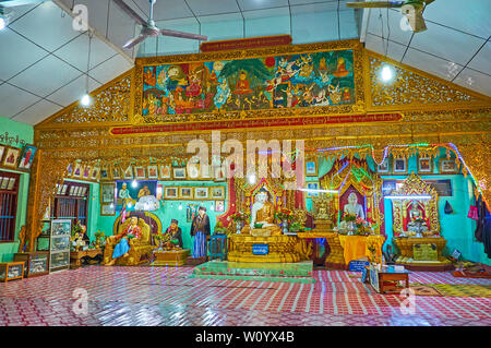 POPA, MYANMAR - février 26, 2018 : l'intérieur de l'image Chambre décoré, situé sur la pente rocheuse Popa Taung Kalat, sur la route de temple principal, le février Banque D'Images